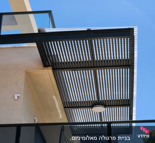 פרגולה מאלומיניום עם קורות אופקיות וגג זכוכית
